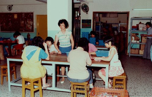 庇護工場是當時本局的另一種康復設施，為適齡留局婦孺提供工作訓練的機會。