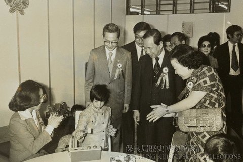开幕当天，保良局（丁巳年）主席庄荣坤先生（右三）及社会福利署李春融署长（右二）探访中心儿童。