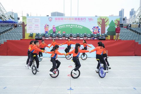 保良局属校单位学生表演中国鼓及单轮车花式表演。