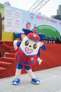 由保良局屬校學生設計的活動吉祥物「愛心小保」，帶領參加者由起點香港大球場步行至終點香港仔郊野公園。