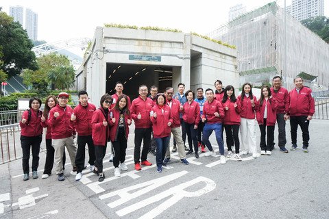 主礼团嘉宾带领参加者由香港大球场出发，身体力行为本局辖下逾300个服务单位筹募经费，惠泽基层及弱势社群。