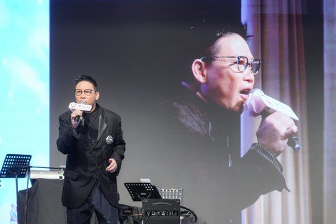 演藝嘉賓蘇永康先生為慈善傾力獻唱。