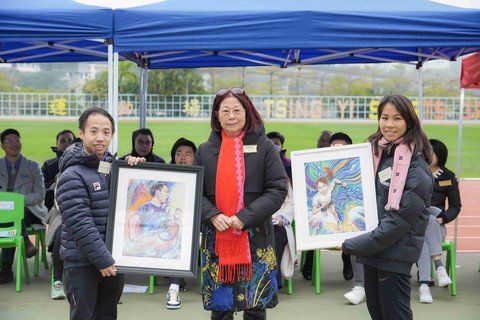 保良局主席陈黎惠莲女士(中)向伤残羽毛球运动员朱文佳先生(左)、长跑运动员姚洁贞校友(右)致送由属校学生绘制的纪念品。