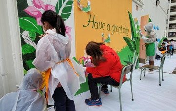 保良局庄启程小学参与「画美丽香港」亲子一同油壁画