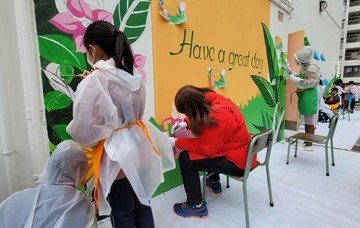 (Chinese only)保良局莊啟程小學參與「畫美麗香港」親子一同油壁畫