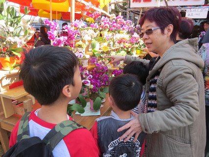 農曆新年的時候，陳生陳太會帶「兒女們」逛花市。