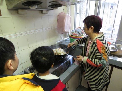 陈太在儿童之家与「儿女们」同住，经常与他们一起下厨。