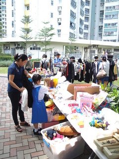 Members of the public choosing their favorite second hand items in the “Extending Love Second Hand Market” 