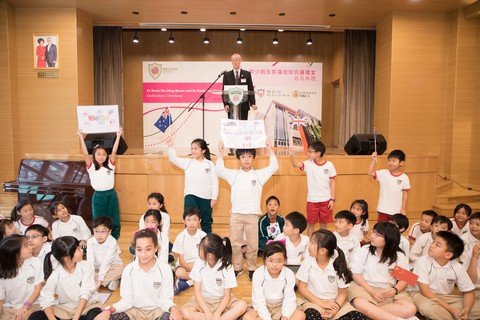 Students with different nationalities welcomed the guests in multiple languages, reflecting the diverse racial and cultural background of the school. 