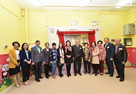 主禮團嘉賓為學校主持碑記揭幕儀式。