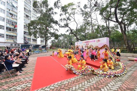 小朋友為嘉賓表演舞龍及雜技，體現保良局老師對幼兒的悉心裁培。