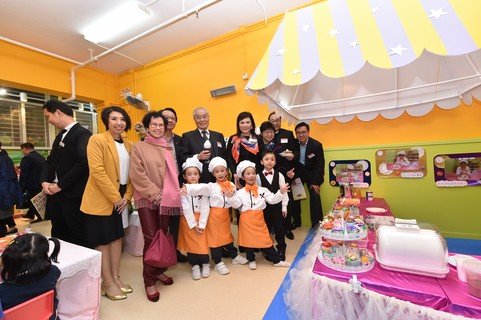 保良局主席蔡李惠莉博士、保良局丙寅年總理劉進先生和主禮團嘉賓一同參觀學校設施。