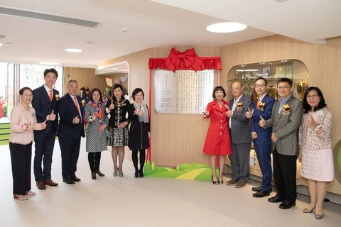 The officiating guests Dr CHOI Yuk Lin, JP, Under Secretary for Education; Dr Margaret W L CHOI, Chairman of Po Leung Kuk; Mrs Amy LIU, JP, Donor of the naming premises and other guests officiated at the plaque unveiling ceremony and the ribbon-cutting ceremony.   
