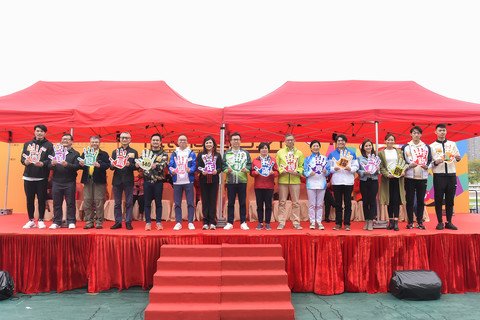 一众主礼团嘉宾以手印拼出「载满经典，跃动创新」口号，共庆保良局140周年，为活动揭幕。