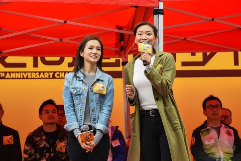 应届香港小姐亚军邓卓殷及友谊小姐陈静尧为参加者打气。