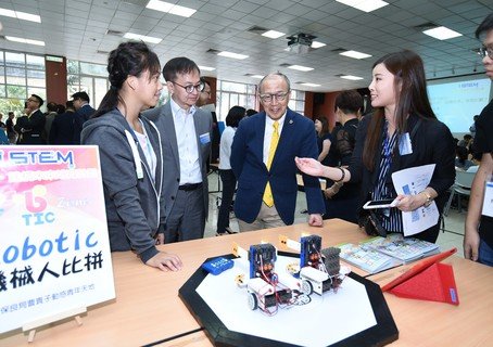 Dr David CHUNG, JP, Officiating Guest cum Under Secretary for Innovation and Technology, and Mr Ching Nam MA, CStJ, JP, Chairman of Po Leung Kuk, visited the iSTEM Demo Area and experienced some of the innovative devices in the iSTEM Zone.