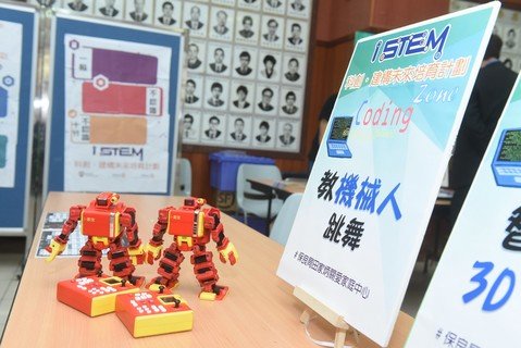 The devices for the guests’ trials were brought from the three pioneer Po Leung Kuk centres of the iSTEM “InnoTech for the Future” Scheme: Tin Ka Ping Harmony Land for Families in Sheung Shui, Cho Kwai Chee Energetic Youth Club in Yuen Long, and Chow Shiu Chor Memorial Youth Development Centre in Tuen Mun.