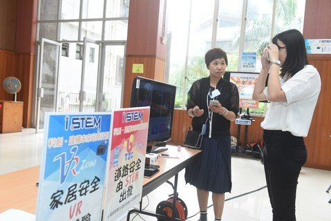 The devices for the guests’ trials were brought from the three pioneer Po Leung Kuk centres of the iSTEM “InnoTech for the Future” Scheme: Tin Ka Ping Harmony Land for Families in Sheung Shui, Cho Kwai Chee Energetic Youth Club in Yuen Long, and Chow Shiu Chor Memorial Youth Development Centre in Tuen Mun.