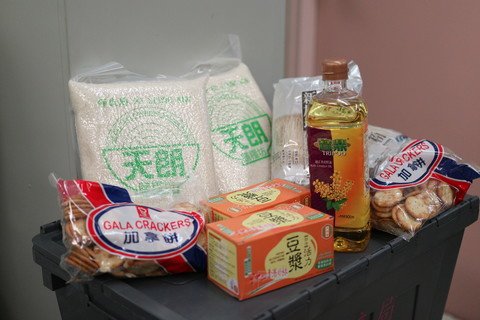 「天朗膳糧坊」的食物援助期最長為八星期，派發的主要是乾糧如米、餅乾、超級市場現金券等。