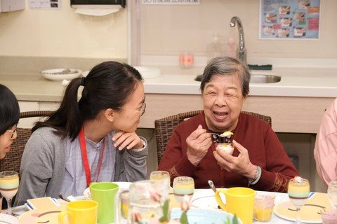 长者进食「色・香・味・形」俱全的软餐，十分开怀。