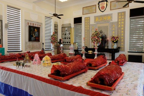 The ceremony of Kwan Ti Festival was held at the Kwan Ti Hall in the Main Building of Po Leung Kuk Headquarters. The Kuk performed the rituals with the sacrificial robes for Kwan Ti, offerings and roasted pigs. Collections of cultural relics were also exhibited in the Hall.
