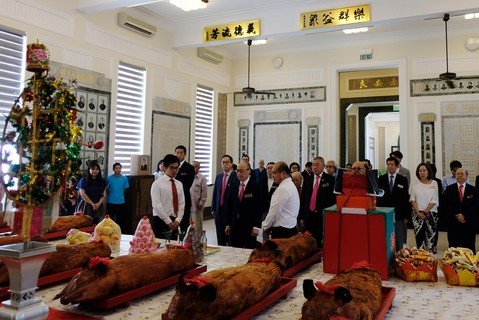 The Po Leung Kuk Board of Directors 2019-20, Members of the Advisory Board, Chairmen and Members of former Boards, and Senior Management, performed a simple and solemn ceremony to ask for blessings from Kwan Ti. 