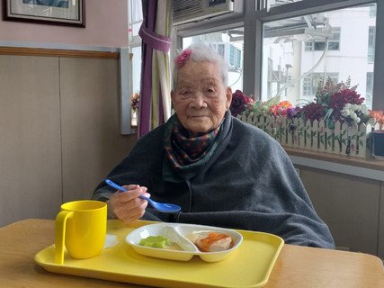 翁婆婆進食了8週共15餐的軟餐，每次均能進食全份軟餐，體重明顯增加，情緒亦有所改善。