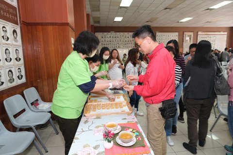 Po Leung Kuk Elderly Services Team shared with their counterparts the skills and experience in making Engay Food meals.