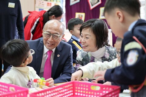 蔡若莲教育局副局长参观幼稚园，也被学生的纯真打动。