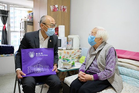 马清楠主席为长者及弱势社群送上包括日用品及防疫用品健康包。