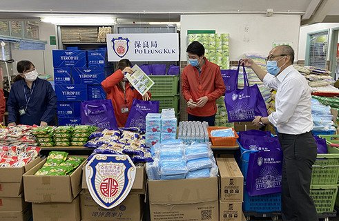 马清楠主席与同事们合力制作健康包。