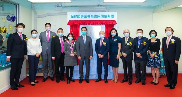 The Hon Kevin Yun Hung YEUNG, Secretary for Education (6th from the left), Mr Ching Nam MA, Chairman of Po Leung Kuk (6th from the right), and other officiating guests officiated at the PLK Academy of Professional Education Opening Ceremony.