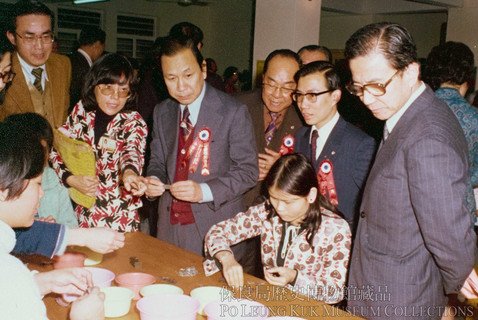 保良局甲寅年（1974-75）主席何耀棣先生（右二）陪同社會福利署李春融署長（左三）巡視太平山獅子會庇護工場。