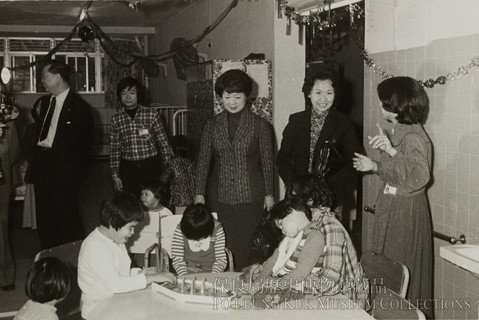 During the visit, Mrs F. K. Li (second from right) and Po Leung Kuk Chairman Kitty Siu Hon Sum (third from right) learnt the teaching condition at Kwai Shing Children’s Training Centre.