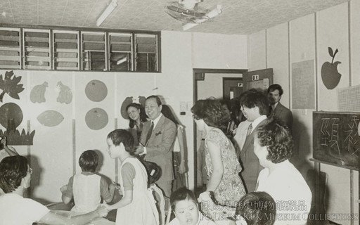 1979年社会福利署李春融署长莅临中心开放日，并对中心的服务水准十分满意。