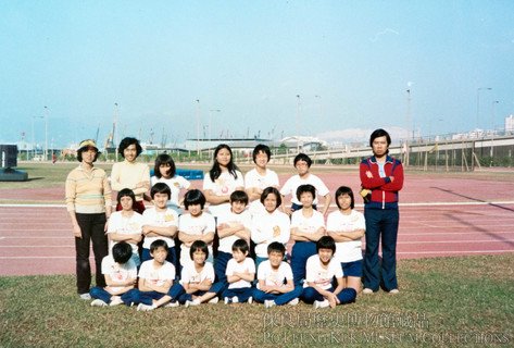 本局导师与属校学生於1984年的香港特殊奥运会留影。