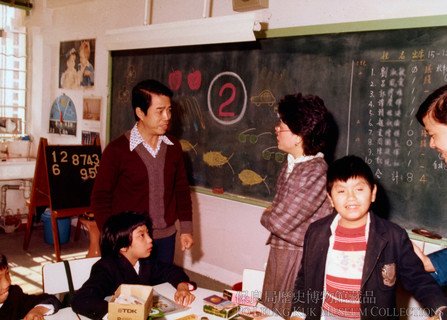 1981年，保良局（辛酉年）主席林王兆淑女士巡视百周年学校，了解学校上课情况。