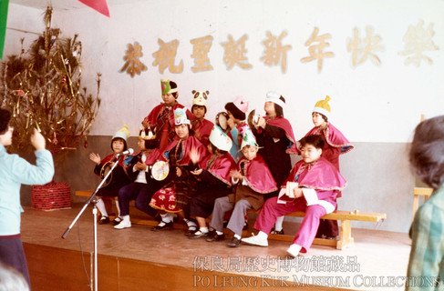 Diversified school life. This photo shows a student performance during the Christmas celebration activity at school.