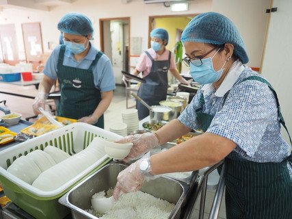 保良局推出「關愛無限 ‧共跨疫境」扶弱計劃，包括向基層服務受眾派發為期一周的食物包/營養包、增加派發熱餐等，讓有需要的人士得到適切支援。 