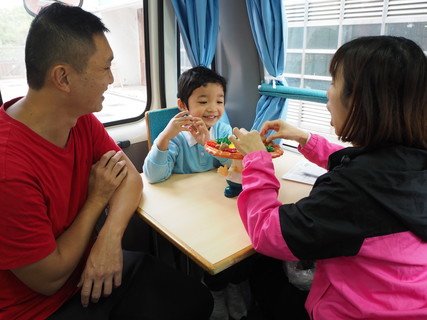 特殊幼兒工作員會透過遊戲與有特殊教育需要的小朋友進行專業訓練，更歡迎家長觀課學習箇中技巧。