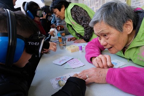 小朋友戴上眼罩及耳罩，在看不清、聽不清的情況下讀出卡上的字句，並回答長者義工的提問，體驗長者日常生活所面對的困難。