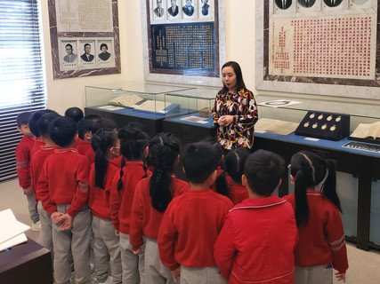 Guided tours are prepared according to students’ education level, such as the tours of kindergarteners are conducted in story-telling format for better understanding of the Kuk’s history