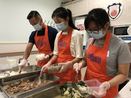 李振豪与DSE考生於保良局社区饭堂准备热餐，了解基层社群生活。