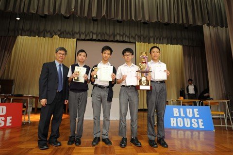 赖仲贤同学(左三)及莫云轩同学(右一)热爱理科，曾多次参与国际及香港数理比赛。