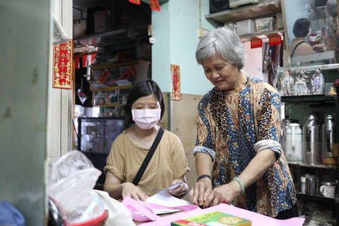 譚婆婆充滿感恩，答謝吳姑娘及保良局的關顧。