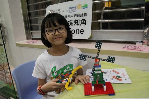 陈敏晴同学对机械人充满兴趣，参与本计划后成功制作自己的机械人。