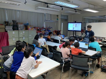 Marco Lam taught himself the knowledge of programming and later became a mentor, allowing more students to learn about information technology. The journey of helping others also benefits him a lot. (Photo taken last year)