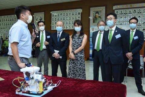 Ms. Daisy C F HO, Chairman of Po Leung Kuk (middle) and Mr. Ching Nam MA CStJ, JP, Advisor of Po Leung Kuk (3rd from left) got to know more about the winning entries of the “STEM Starter Competition”.