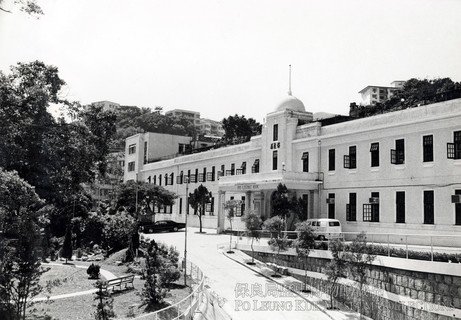 中座大楼1950年代的样貌。相中左边处为1956年落成之四层高的婴儿园及妇女宿舍。