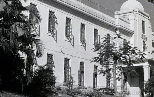 中座大楼1950年代的外貌。当时窗户仍沿用1930年初建成的款式。